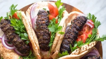 سر الحاتي اتكشف.. كفتة مشوية بطراوة وهميّة وريحتها تملأ البيت من أول دخلة